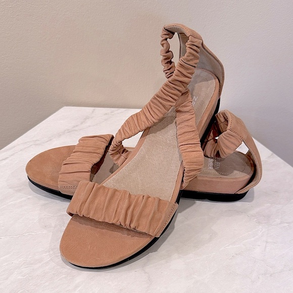 🔥NWOT Eileen Fisher Women's Tan Sandals🔥 - Picture 1 of 3